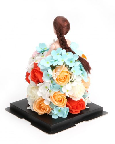 Baba színes virág ruhában díszdobozban 23 cm - Sokszínű 