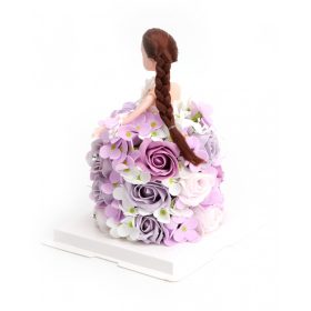   Baba színes virág ruhában díszdobozban 23 cm - Lila fehér