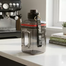   1600 ml-es nagy kapacitású sport kulacs fogantyúval és pánttal – BPA-mentes ivópalack, füstszürke
