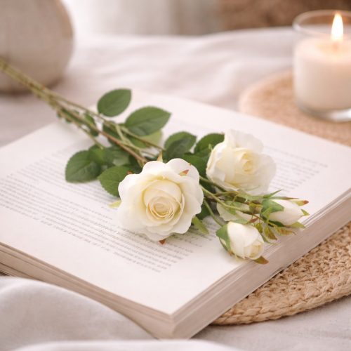 66 cm-es fehér 5 fejes selyem műrózsa ág – elegáns élethű dekoráció esküvőre és lakásba