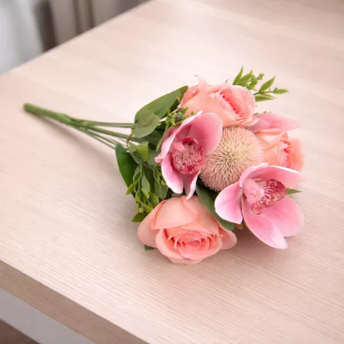 Prémium mesterséges vegyes virágcsokor 50 cm – 10 szálas rózsa és liliom dekorációs művirág csokor rózsaszín–fehér színben