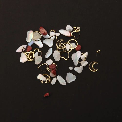 Körömfüggő 3D díszítő kövek - barna, fehér