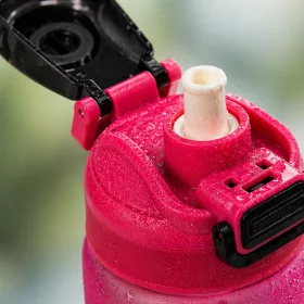   650 ml-es motivációs sport kulacs időjelöléssel és szívószállal – BPA-mentes ivópalack, fehér-fekete átmenetes