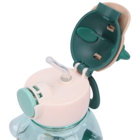   Gyerek kulacs 750 ml – zöld Naughty Bear mackós minta, szívószállal és hordozópánttal