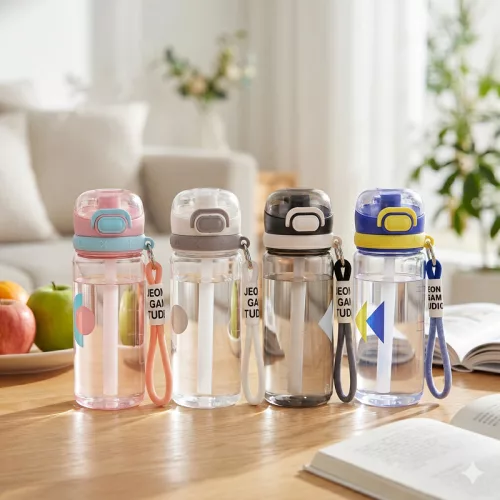 550 ml-es sport kulacs szívószállal és hordozópánttal – BPA-mentes ivópalack, füstszürke