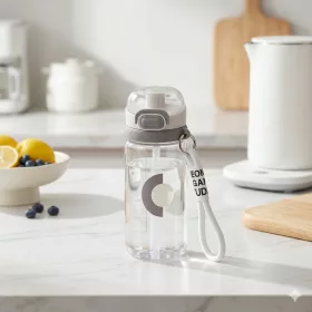   550 ml-es sport kulacs szívószállal és hordozópánttal – BPA-mentes ivópalack, fehér-szürke