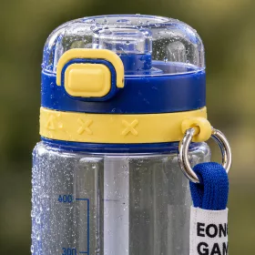  550 ml-es sport kulacs szívószállal és hordozópánttal – BPA-mentes ivópalack, kék-sárga