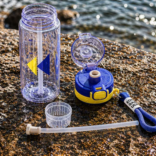 550 ml-es sport kulacs szívószállal és hordozópánttal – BPA-mentes ivópalack, kék-sárga
