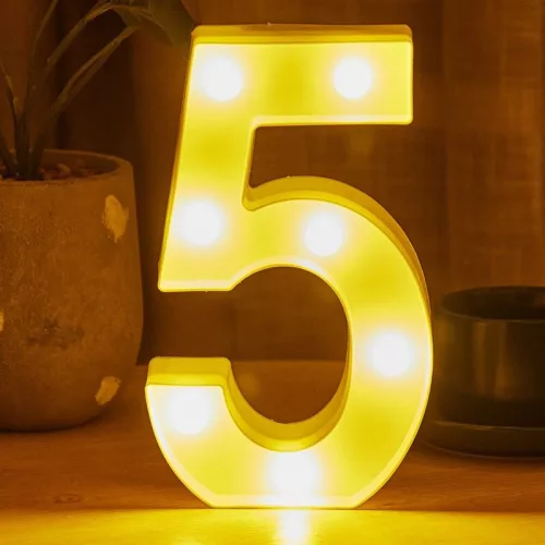 LED Dekoráció Betűk Ábécé Száma Lámpa 22 cm - 3 szám
