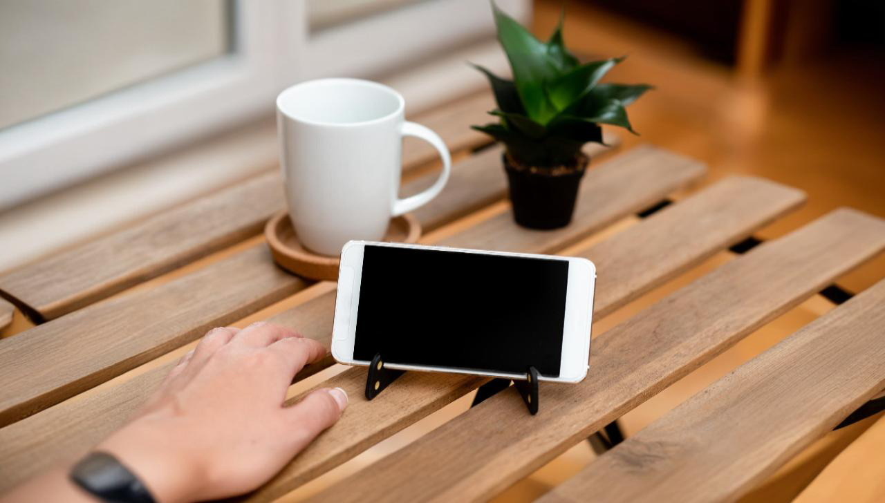 Fa asztali telefontartó – természetes elegancia vagy túlértékelt trend?