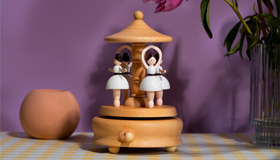 Zenélő lámpás különböző színekben, közepén aranyos kis figurával